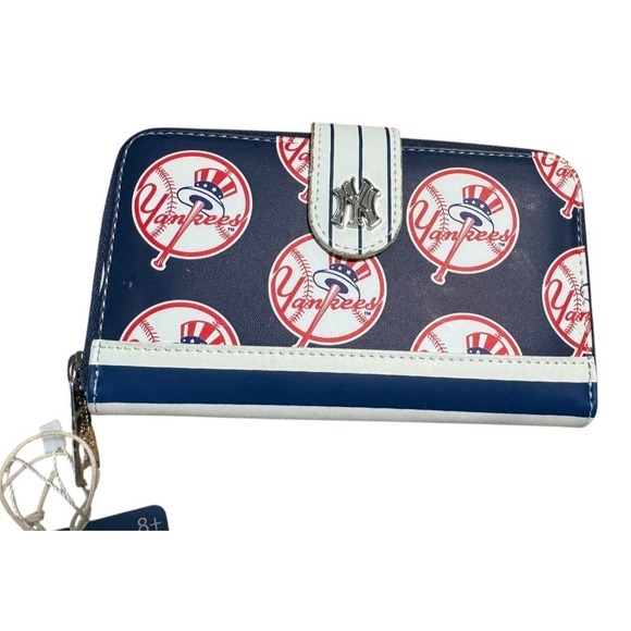 Loungefly NWT New York Yankees MLB Womens Zip Around Wallet 7 x 4 inches - Picture 5 of 6